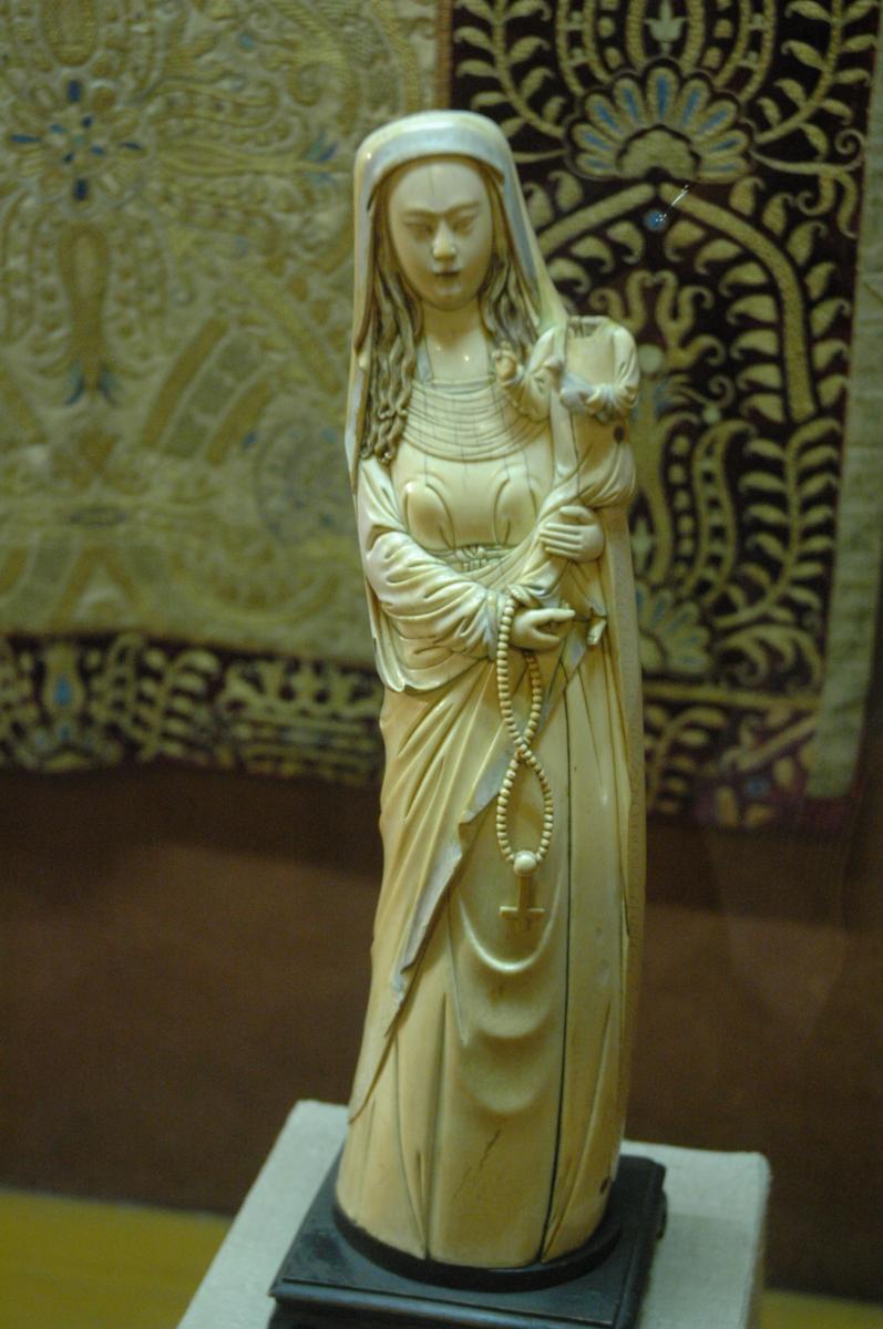 DS141198.JPG China, Canton, portuguese commission, Madonna, 16-17th c. (Lisabon, Museu Nacional de Arte Antiga). PC: Bela Zsolt Szakacs DS141198.JPG China, Canton, portuguese commission, Madonna, 16-17th c. (Lisabon, Museu Nacional de Arte Antiga). PC: Bela Zsolt Szakacs